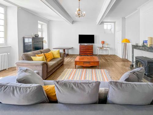 Una sala de estar con un sofá y un televisor. en Retraite Royale à Valentine, en Valentine