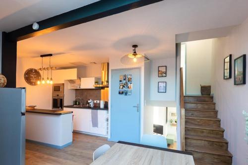 une cuisine et un salon avec un escalier dans une maison dans l'établissement Maison proche centre historique, à Albi