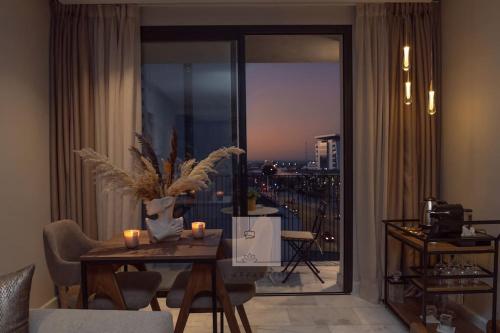a living room with a table and a large window at Perla 403, une Oasis luxueuse au coeur de CASA ! in Casablanca