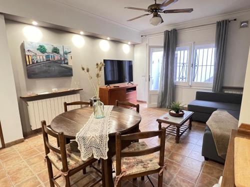 レスカラにあるApartamento Can REMIGI, Centro del Pueblo con Aire Acondicionadoのテーブルとソファのあるリビングルーム