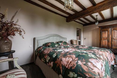 una camera da letto con un letto con copriletto floreale di B&B CONVENT Begijnhof Herentals a Herentals
