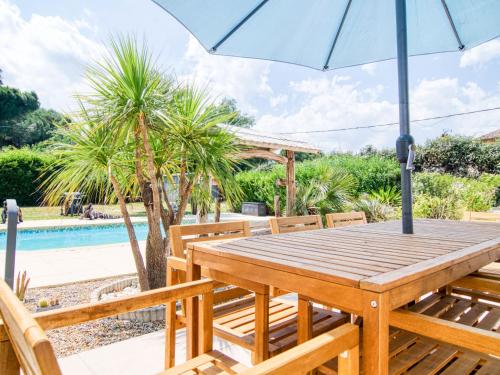 Bazén v ubytování Holiday Home Villa Les Oliviers by Interhome nebo v jeho okolí