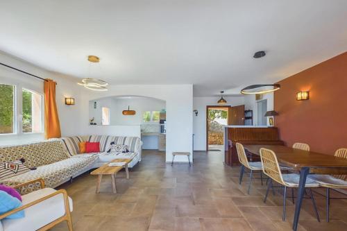 un salon avec un canapé et une table dans l'établissement Spacious and secure villa with view, à Roquebrune-sur Argens