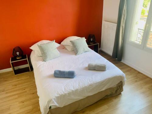 - une chambre avec un lit et 2 serviettes dans l'établissement Maison de ville au Cœur d'Angoulême- 2 chambres-Wifi- Cosy - Idéal de 1 à 6 Personnes - conciergerie J&N, à Angoulême
