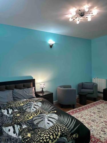 une chambre avec un lit et un mur bleu dans l'établissement Apparemment - Tour Eiffel - Grenelle, à Paris