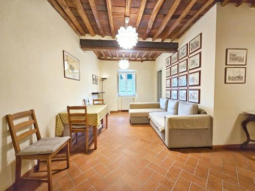 ルッカにあるLucca Walls Dream - Air Cond - Wi-Fi - Panoramic in front of the historical Walls -のソファとテーブルと椅子のあるリビングルーム