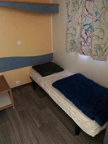 une petite pièce avec un lit et une fenêtre dans l'établissement OPHEA 2 Personnes, à Limeuil