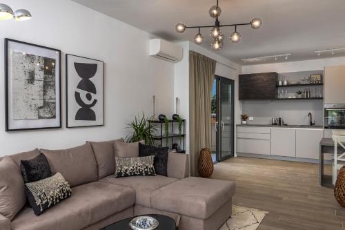 Elegant CASA ARIA with 2 gardens and BBQ facilities