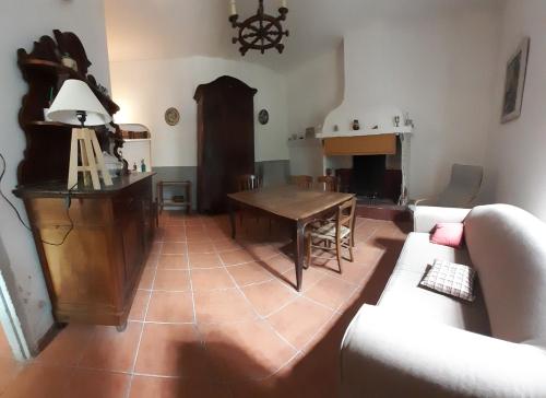 un salon avec une table et un canapé dans l'établissement Location maison de campagne 5 personnes, à Quarante