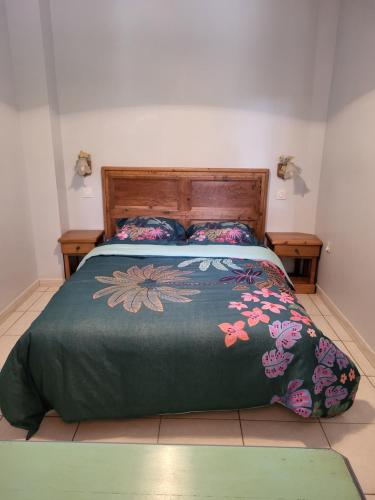une chambre avec un lit avec une couette verte dans l'établissement appartement avec terrasse et parking privé, à Vidauban