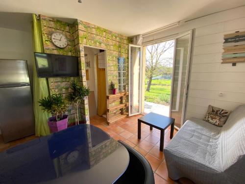 un salon avec un canapé et une horloge au mur dans l'établissement escale provençale, au Muy