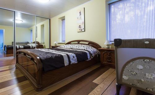 um quarto com uma cama e um espelho em Raigardo em Druskininkai