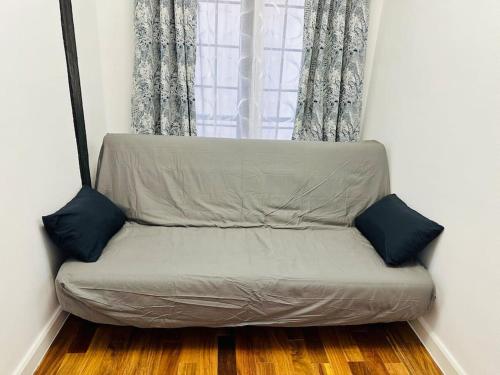 a couch sitting in a room with a window at Apparemment Tour Eiffel- La Motte Picquet Grenelle in Paris