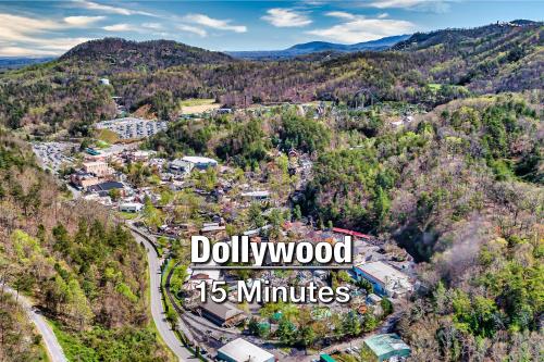 New Luxury Cabin with Stunning MountainVIEWS,HotTub, FirePit, FirePlace,2 KingBeds, 2 CoveredDecks,BBqGrill, ShuffleBoard and Pool Access photo 29