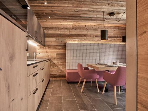 een keuken met houten wanden en een tafel en stoelen bij Holiday Home Bergsteiger - Chalet by Interhome in Sölden