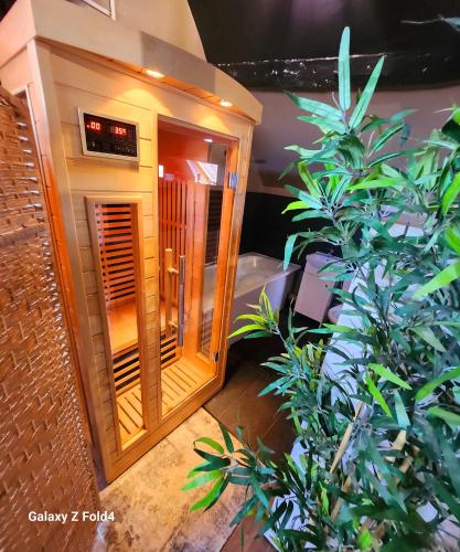 Φωτογραφία από το άλμπουμ του StarWars SAUNA Jacuzzi balneo à 10 minutes de Disneyland σε Condé-Sainte-Libiaire