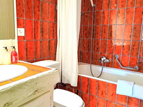 Un baño de Apartment Baudrier A05 by Interhome