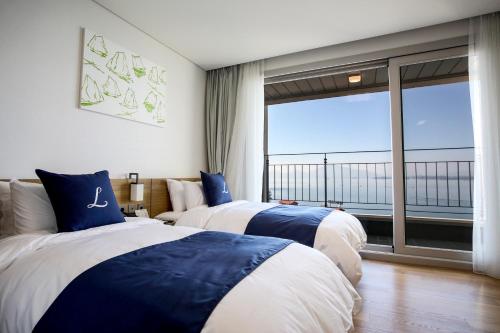 Lapis Hotel Namhae tesisinde bir odada yatak veya yataklar