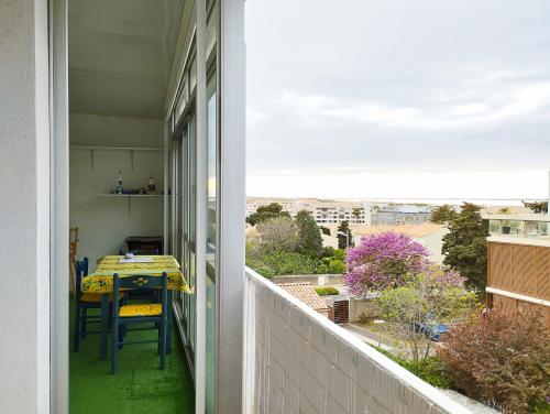d'un balcon avec une table et une vue sur la ville. dans l'établissement Appartement avec vue près des plages, à Sète