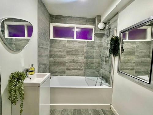 Ένα μπάνιο στο By The Beach Central Flat Accommodating 5 Guests
