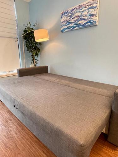 Ένα ή περισσότερα κρεβάτια σε δωμάτιο στο Downtown 1BR Condo at Granville Strip near English Bay