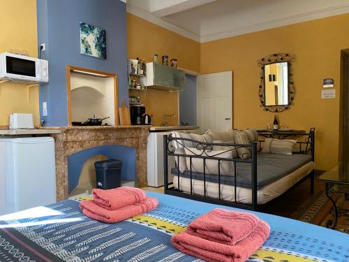 a bedroom with a bed with two towels on it at Résidence Verdi - Appartements meublés en centre ville in Bédarieux