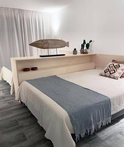 - une chambre avec un lit et une planche de surf dans l'établissement Saint Tropez centre en style Piscine AC mer 100m, à Saint-Tropez
