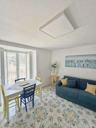 a living room with a table and a couch at Il giardino dei limoni in Minori