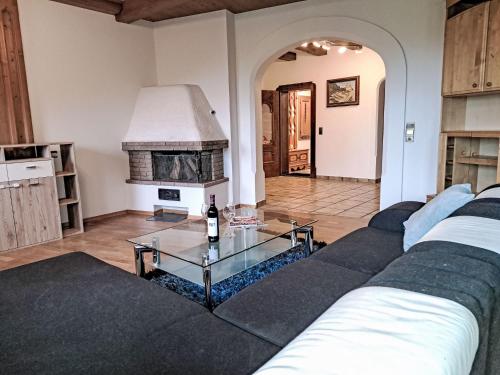 Kuchyň nebo kuchyňský kout v ubytování Holiday Home zur schönen Aussicht by Interhome