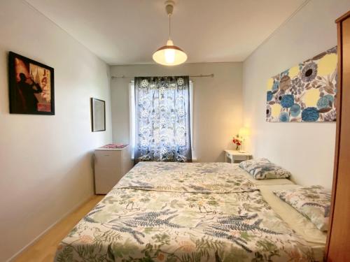 a bedroom with a bed and a window at Ollinpolun matkakoti in Sulkava
