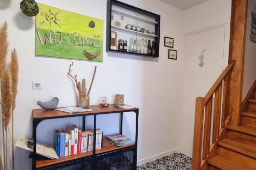 une chambre avec une étagère et des livres dans l'établissement l'Ecrin de l'Aa - Les Mouettes, à Grand-Fort-Philippe