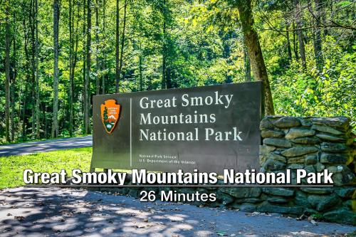 New Luxury Cabin with Stunning MountainVIEWS,HotTub, FirePit, FirePlace,2 KingBeds, 2 CoveredDecks,BBqGrill, ShuffleBoard and Pool Access photo 11