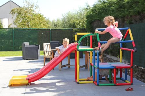 two young children playing on a playground at Logies Ternier in Nieuwpoort