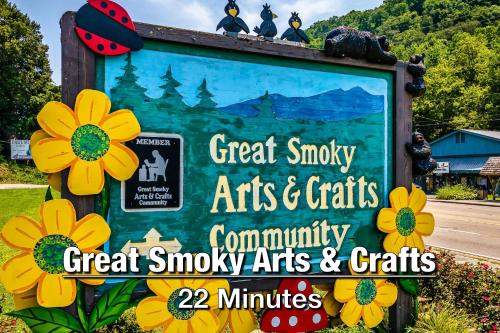 New Luxury Cabin with Stunning MountainVIEWS,HotTub, FirePit, FirePlace,2 KingBeds, 2 CoveredDecks,BBqGrill, ShuffleBoard and Pool Access photo 10