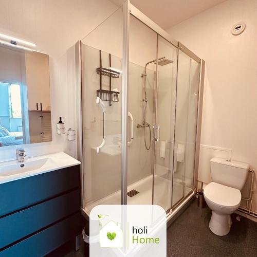 une salle de bain avec une douche, des toilettes et un lavabo dans l'établissement H5 Bel appartement proximité gare et centre-ville, à Vitré