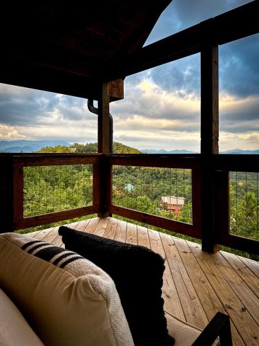 New Luxury Cabin with Stunning MountainVIEWS,HotTub, FirePit, FirePlace,2 KingBeds, 2 CoveredDecks,BBqGrill, ShuffleBoard and Pool Access photo 9