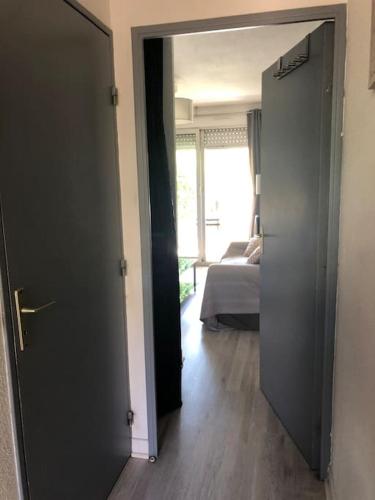 une porte ouverte sur une chambre avec un lit dans l'établissement Studio 4pers Bord de mer et jardin, à Saint-Raphaël