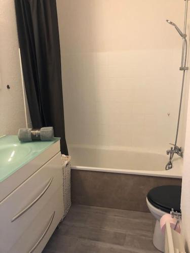 une salle de bain avec toilettes, lavabo et baignoire dans l'établissement Studio 4pers Bord de mer et jardin, à Saint-Raphaël