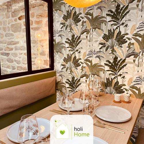 une table avec des assiettes et des verres au-dessus dans l'établissement H6 Confortable appartement en ville, à Vitré