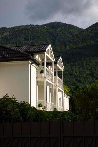 Nespecifikovaný výhled na hory nebo výhled na hory při pohledu z hotelu