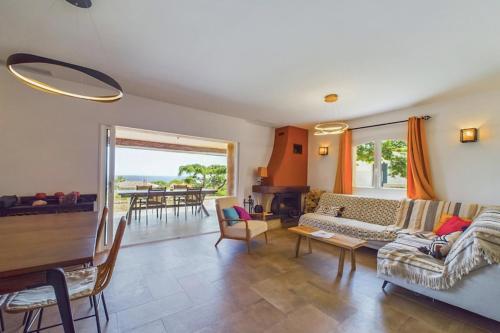 un salon avec un canapé et une table dans l'établissement Spacious and secure villa with view, à Roquebrune-sur Argens