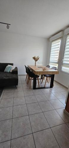 a living room with a table and a couch at Le cocon de soie Superbe T3 à Vaulx en Velin in Vaulx-en-Velin