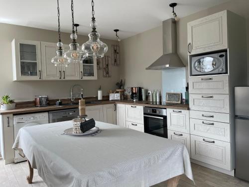 une cuisine avec une table avec une assiette dessus dans l'établissement OnaturL, à Campagne-lès-Hesdin