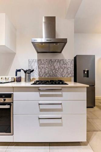 Kuchyň nebo kuchyňský kout v ubytování 2 Bedrooms- Ebene Square