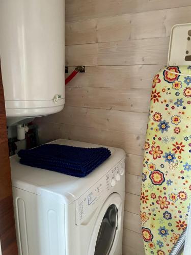 Gambar di galeri bagi D5 Parking Wifi 3 lits, 2 à 4 pers avec mezzanine petite hauteur et 1 chambre di Imphy