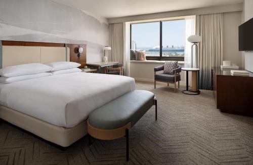 Кровать или кровати в номере Marriott Long Beach Downtown