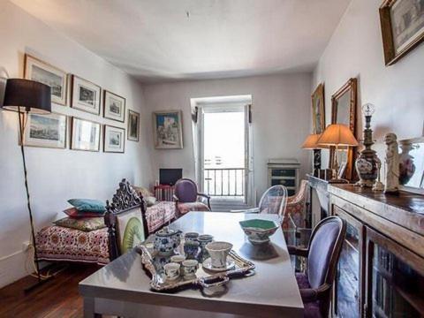 un salon avec une table et un canapé dans l'établissement Mavisa, à Vincennes