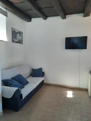 a couch in a room with a flat screen tv at Appartamento IL Tulipano in Brezzo