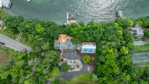 カナンデーグアにあるLake house w/ indr pool and jacuzziの水辺の森の家屋
