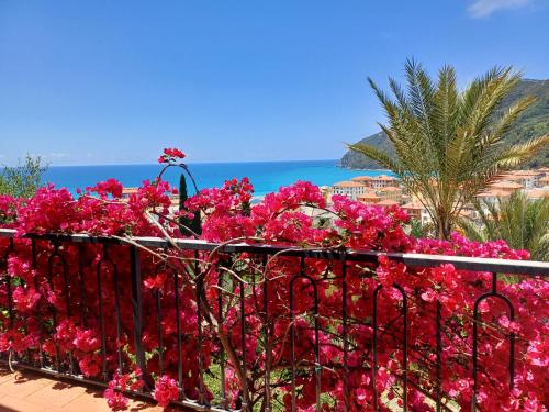a bunch of pink flowers on a balcony overlooking the ocean at Agriturismo Villa Bardi struttura con camere vista mare in Riva Trigoso